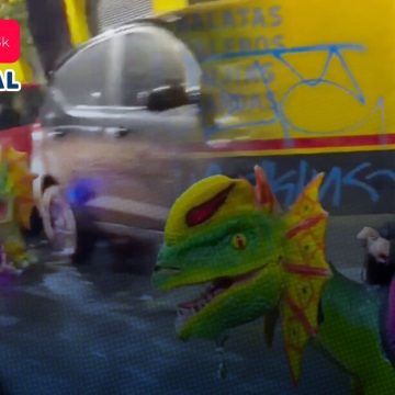 Mujer se vuelve viral tras circular con dinosaurio eléctrico en las calles de CDMX