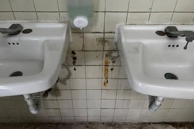 Nuevas denuncias en el IMSS de Tehuacán; condiciones deplorables en sanitarios y vestidores