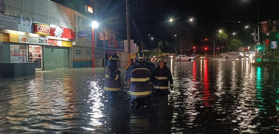 Atienden 13 puntos críticos tras fuerte lluvia en Puebla capital