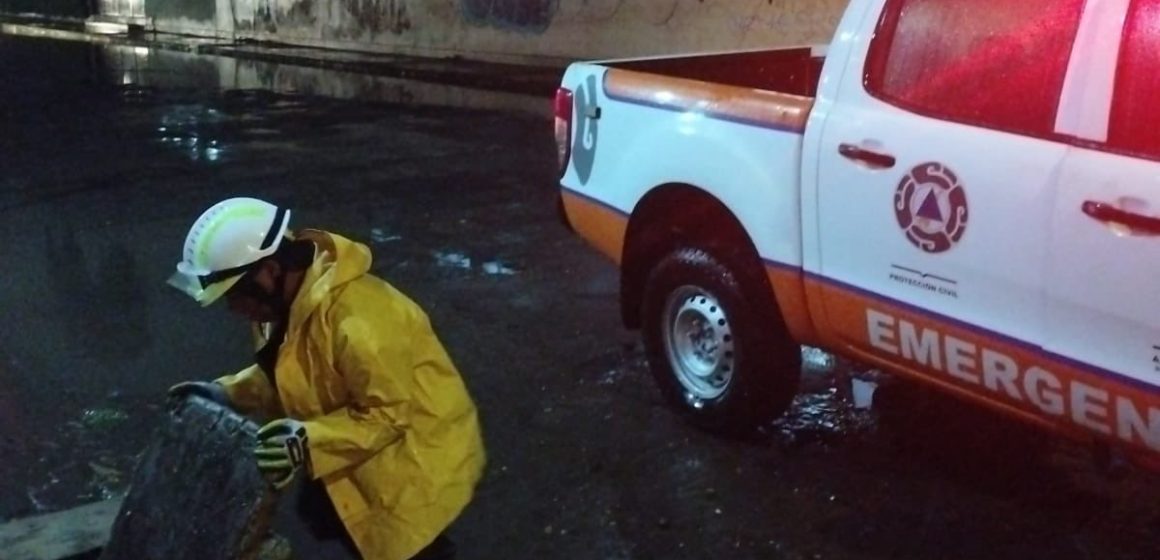 Retira Protección Civil desechos sólidos en alcantarillas pluviales tras fuertes lluvias en Puebla