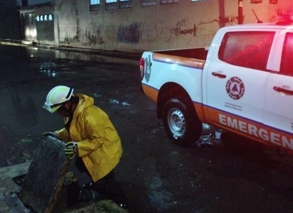 Retira Protección Civil desechos sólidos en alcantarillas pluviales tras fuertes lluvias en Puebla