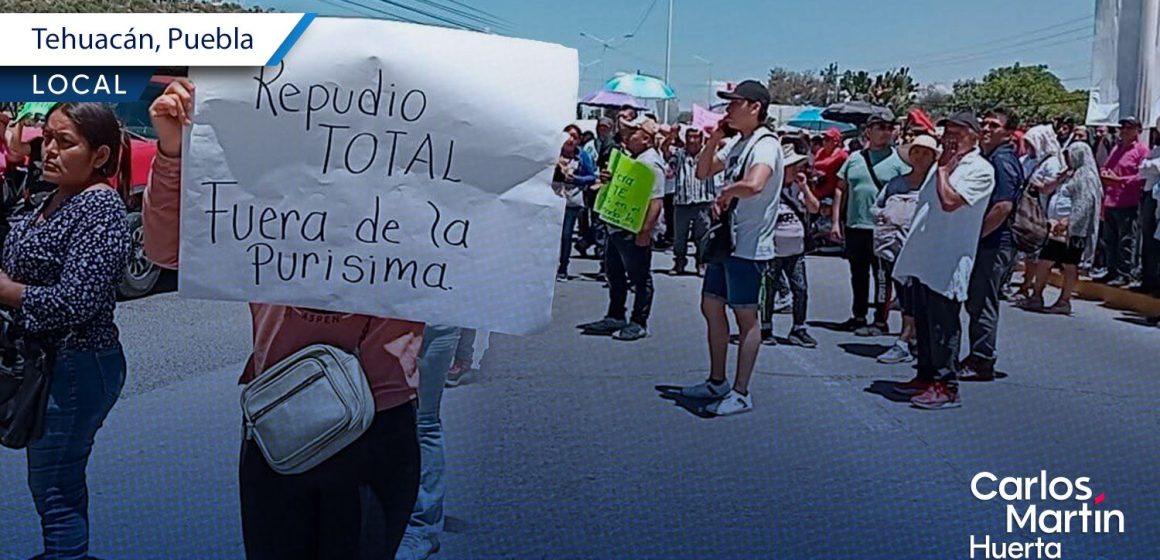 Protesta en Tehuacán; comerciantes piden la destitución de la administradora de La Purísima