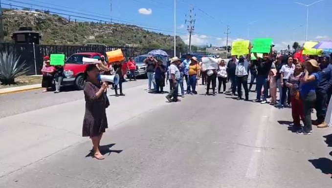 Protesta en Tehuacan comerciantes piden la destitucion de la administradora de La Purisima 3