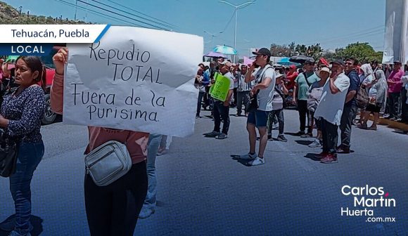 Protesta en Tehuacán; comerciantes piden la destitución de la administradora de La Purísima