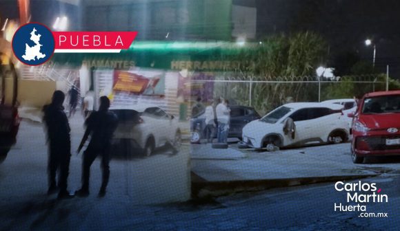 Roban llantas a vehículo en Serviplaza Momoxpan, a un costado de la Recta a Cholula