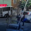 Ruta Azteca y camioneta protagonizan accidente en la 15 Poniente; tiran semáforo y poste