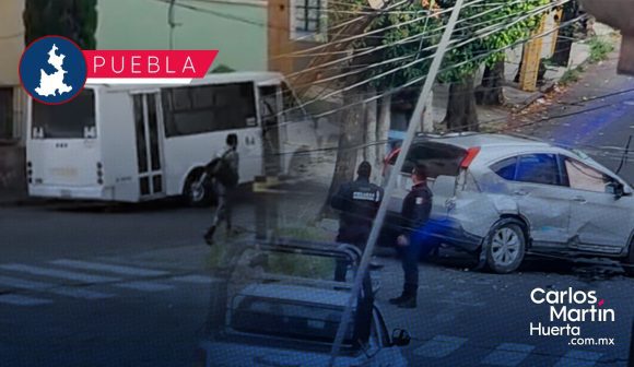 Ruta Azteca y camioneta protagonizan accidente en la 15 Poniente; tiran semáforo y poste