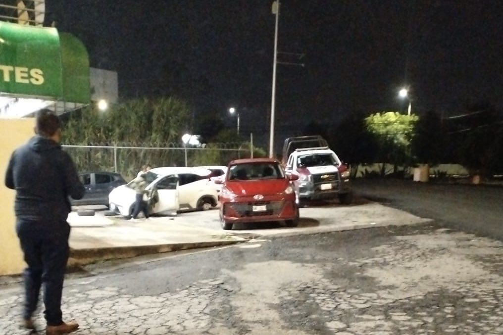 Roban llantas a vehículo en Serviplaza Momoxpan, a un costado de la Recta a Cholula 1 Serviplaza Robo de llantas Recta a Cholula