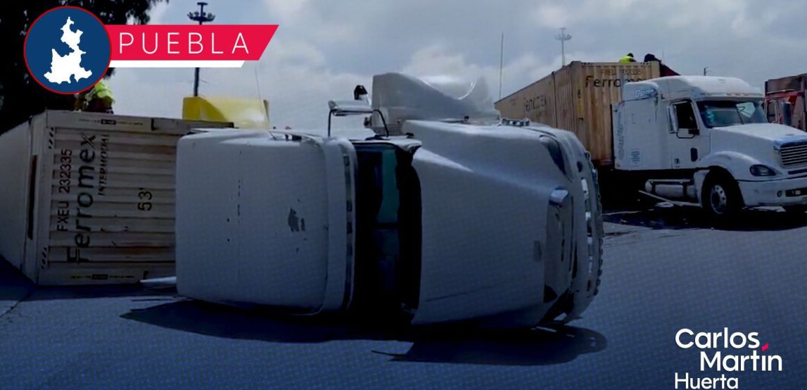 Tractocamión termina volcado sobre la autopista México-Puebla