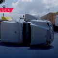 Tractocamión termina volcado sobre la autopista México-Puebla