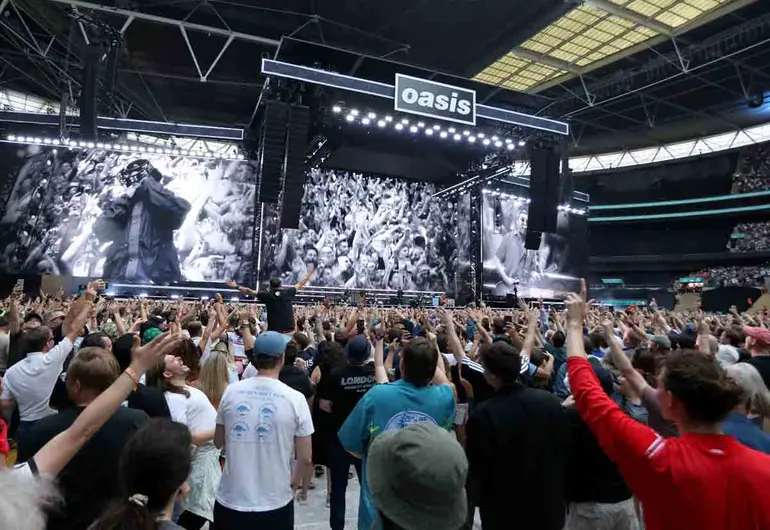 Tragedia durante concierto de Oasis en Wembley; un hombre fallece tras caer de una grada