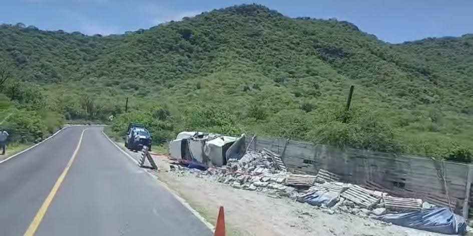 Trailero fallece tras volcadura en la carretera Izúcar - Acatlán 1 Trailero fallece tras volcadura en la carretera Izúcar - Acatlán
