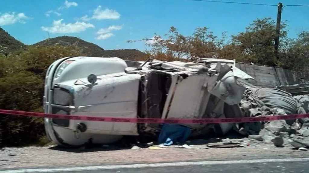 Trailero fallece tras volcadura en la carretera Izúcar - Acatlán 2 Trailero fallece tras volcadura en la carretera Izucar Acatlan 3