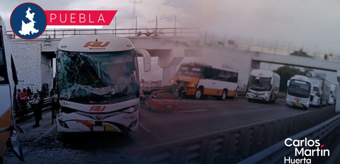 Transporte público y AU protagonizan accidente en la autopista Puebla-Veracruz