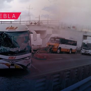 Transporte público y AU protagonizan accidente en la autopista Puebla-Veracruz