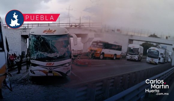 Transporte público y AU protagonizan accidente en la autopista Puebla-Veracruz