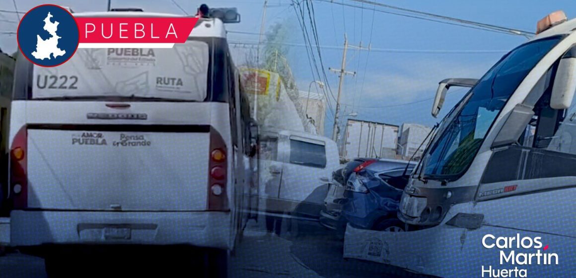 Unidad de la Línea 2 de RUTA y camioneta particular protagonizan accidente en Puebla