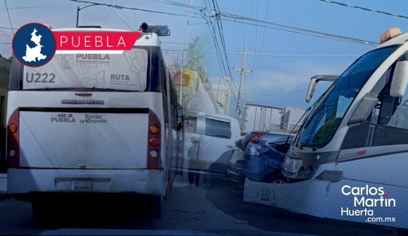 Unidad de la Línea 2 de RUTA y camioneta particular protagonizan accidente en Puebla