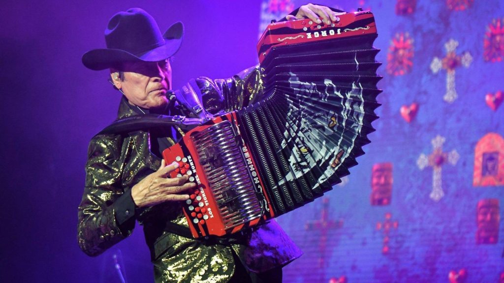 Vocalista de los Tigres del Norte, Jorge Hernández, sufre caída en la Fenapo 2025