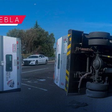 Volcadura de camioneta de valores en la México-Puebla generó cierre parcial