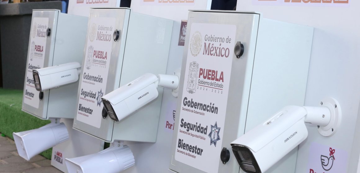 Gobierno de Puebla fortalece seguridad con entrega de 100 alarmas vecinales en San Felipe Hueyotlipan