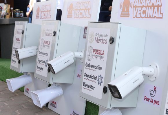 Gobierno de Puebla fortalece seguridad con entrega de 100 alarmas vecinales en San Felipe Hueyotlipan
