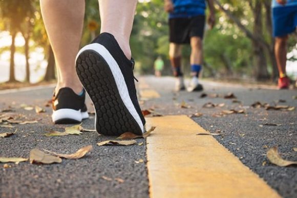 Caminar 7 mil pasos al día puede reducir enfermedades y prolongar la vida