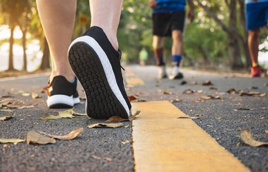 Caminar 7 mil pasos al día puede reducir enfermedades y prolongar la vida