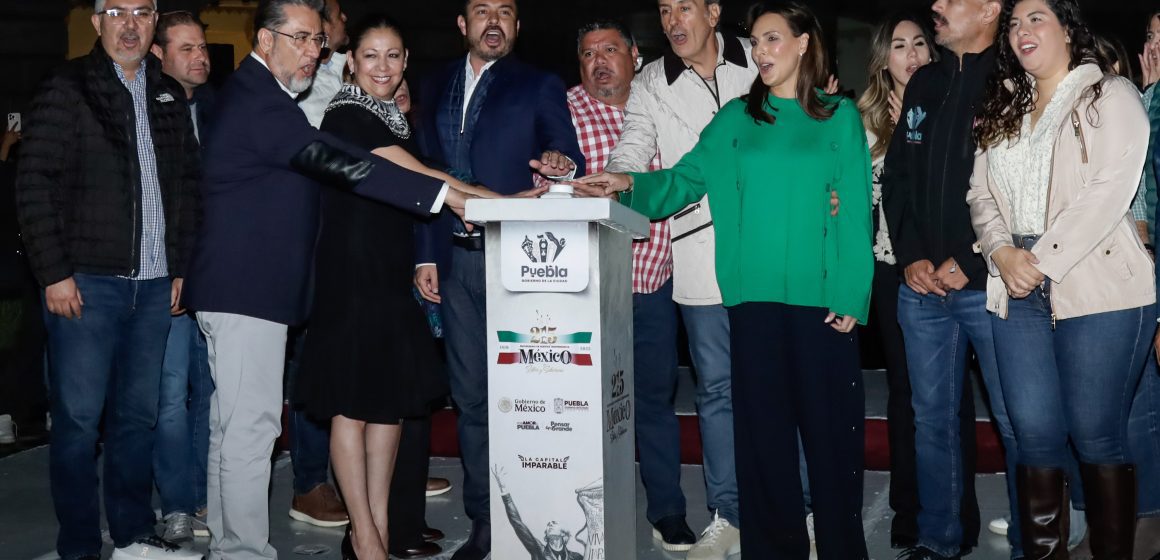 Puebla arranca celebraciones patrias con el encendido de luces en el Zócalo