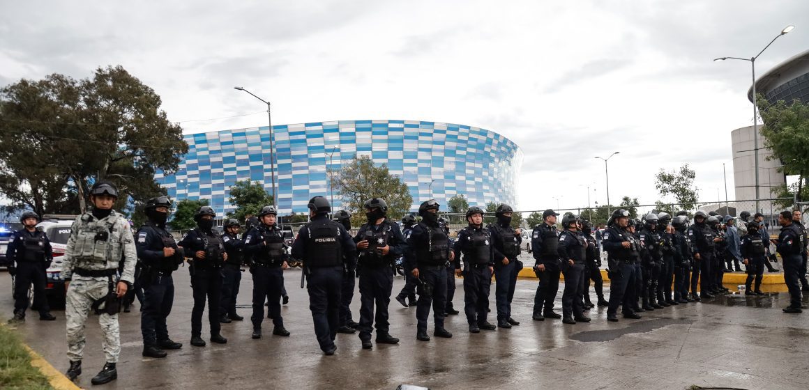 Seguridad reforzada en estadio Cuauhtémoc tras riña: Un hombre baleado y una mujer sin vida