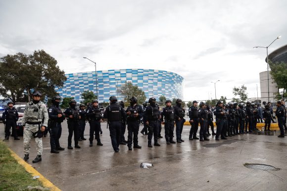 Seguridad reforzada en estadio Cuauhtémoc tras riña: Un hombre baleado y una mujer sin vida
