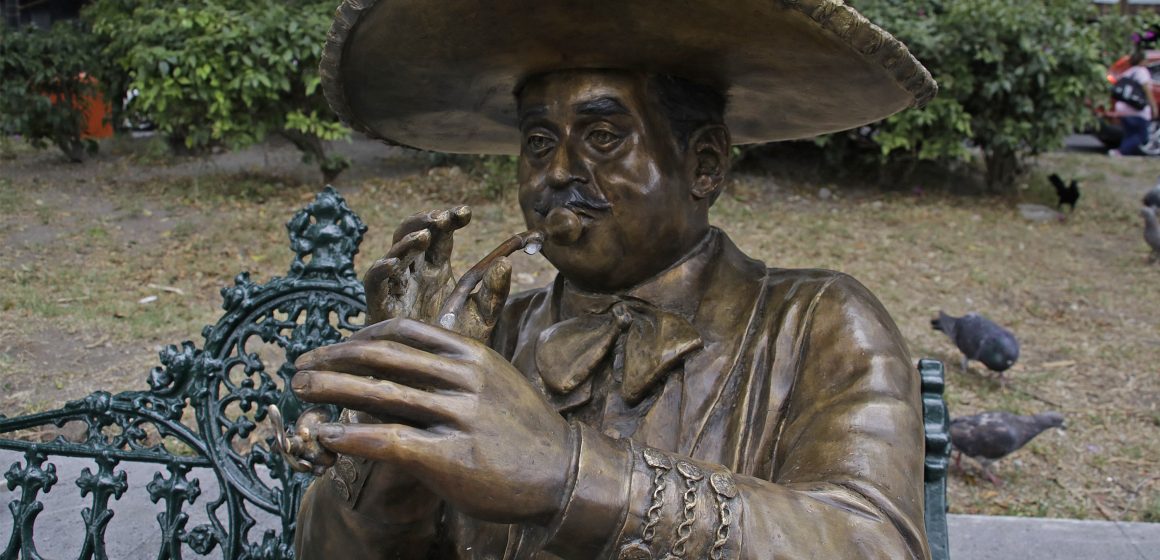 Roban figura del mariachi ‘El Marmolejo’ en el Parque de Santa Inés”