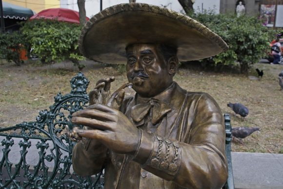 Roban figura del mariachi ‘El Marmolejo’ en el Parque de Santa Inés”