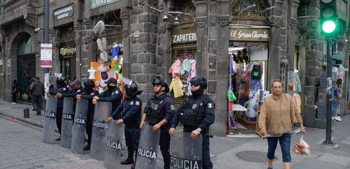 Vendedores ambulantes y franeleros, fuera del Centro Histórico y estadio Cuauhtémoc