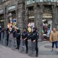 Vendedores ambulantes y franeleros, fuera del Centro Histórico y estadio Cuauhtémoc