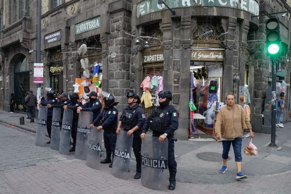 Vendedores ambulantes y franeleros, fuera del Centro Histórico y estadio Cuauhtémoc