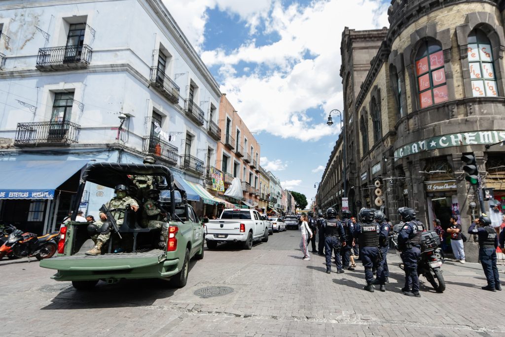 Vendedores ambulantes y franeleros, fuera del Centro Histórico y estadio Cuauhtémoc 1 operativo ambulantes 680067