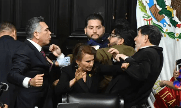 Alejandro Moreno y Gerardo Fernández Noroña protagonizan pelea en el Senado 1 pelea 1