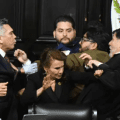 Alejandro Moreno y Gerardo Fernández Noroña protagonizan pelea en el Senado