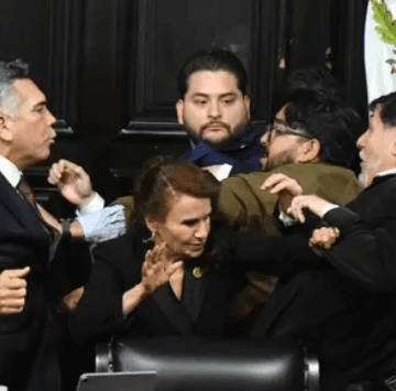 Alejandro Moreno y Gerardo Fernández Noroña protagonizan pelea en el Senado