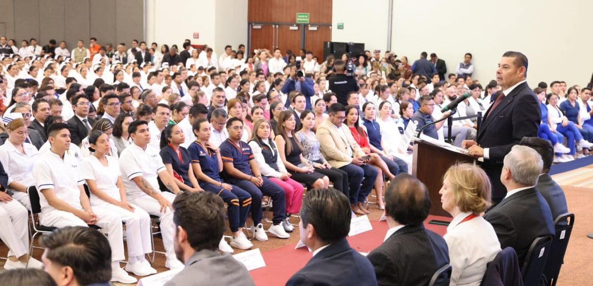 Gobierno de Puebla impulsa a jóvenes talentosos que cuidan salud de poblanos