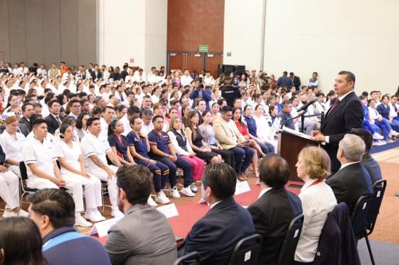 Gobierno de Puebla impulsa a jóvenes talentosos que cuidan salud de poblanos