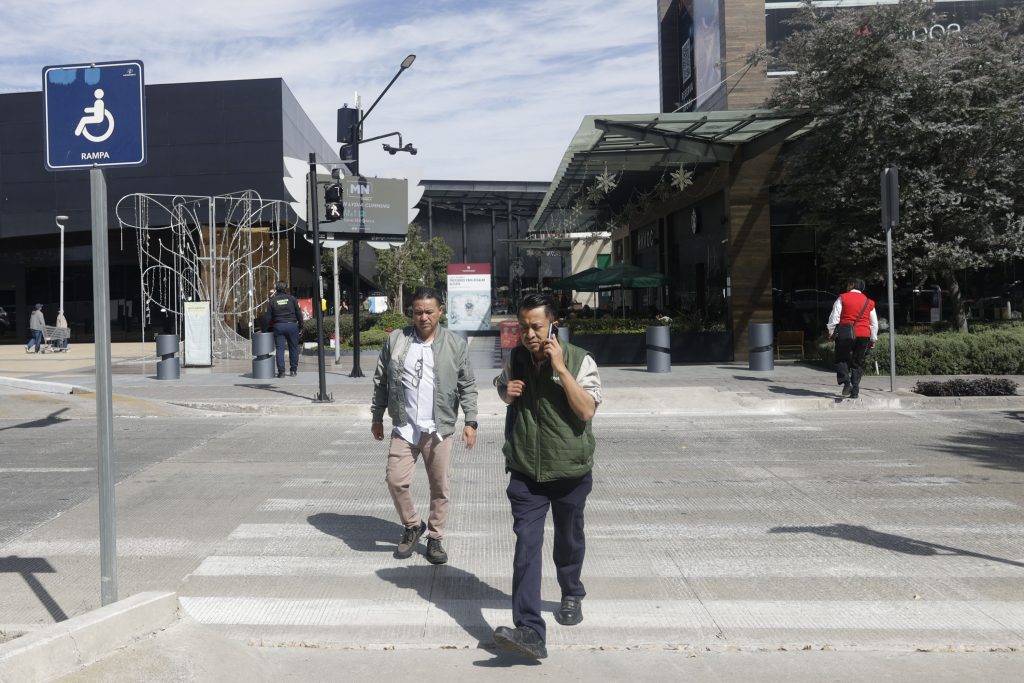 Día del Peatón: avances y pendientes en la seguridad vial de Puebla 2 semaforos avenida osa mayor 655212