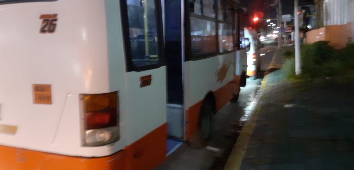Pasajero resulta herido tras lanzarse de microbús para evitar asalto en Cuautlancingo