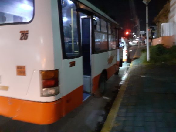 Pasajero resulta herido tras lanzarse de microbús para evitar asalto en Cuautlancingo