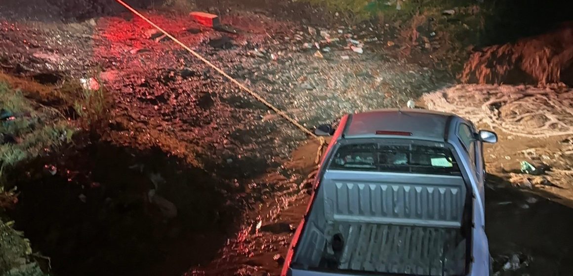 Secretaría de Seguridad Ciudadana rescata a conductor en barranca de Santa María Xonacatepec