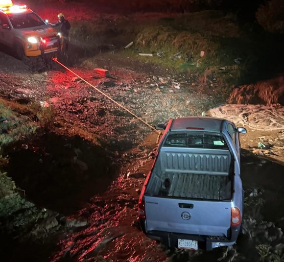 Secretaría de Seguridad Ciudadana rescata a conductor en barranca de Santa María Xonacatepec