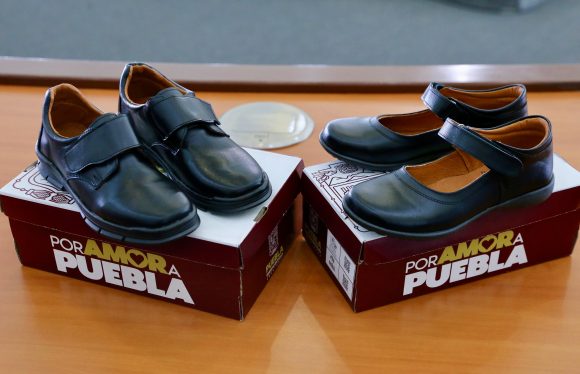 Gobierno de Puebla impulsa cooperativas locales: producirán 300 mil pares de zapatos escolares en 2025