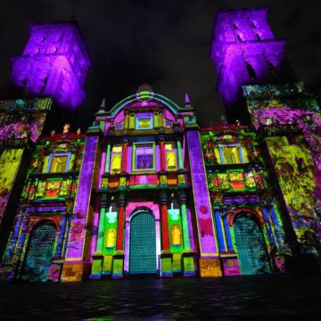La catedral de Puebla se ilumina con “Septiembre Brilla” en honor a la independencia