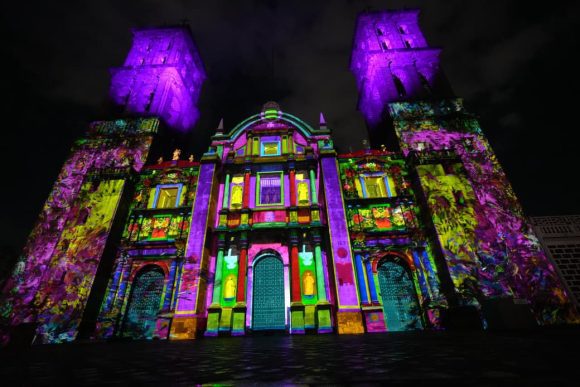 La catedral de Puebla se ilumina con “Septiembre Brilla” en honor a la independencia
